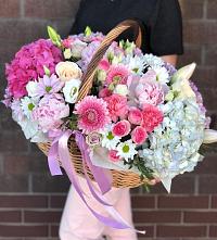 Композиция солнечный день в Добринка Липецкая область Цветочная композиция из Розы, Хризантемы, Пионы и Лизиантусы в корзине в Добринка Липецкая область