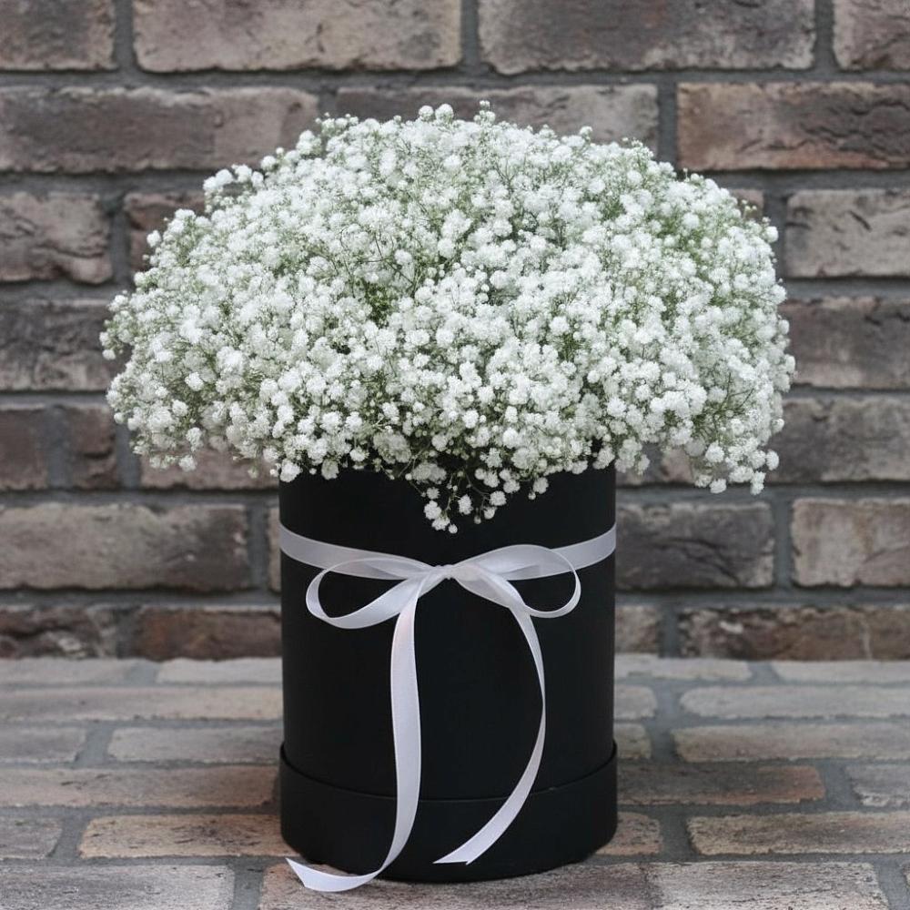 Цветочная композиция из Гипсофила в шляпной коробке в Добринка Липецкая область