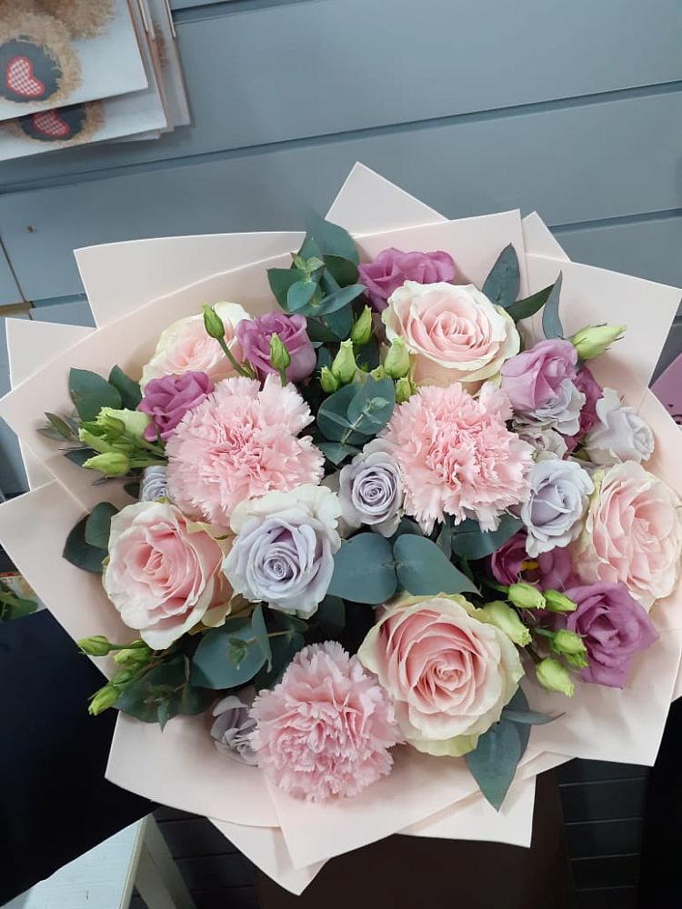 Букет цветов из: Розы, Гвоздики и Лизиантусы в Добринка Липецкая область